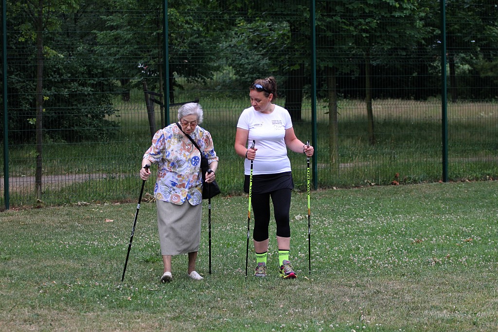 Chodzili z OSiRem.  Chodzę bo lubię Nordic Walking