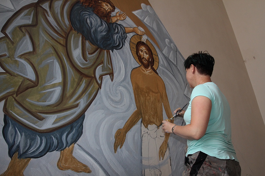 W baptysterium malowana  jest scena Chrztu Pańskiego