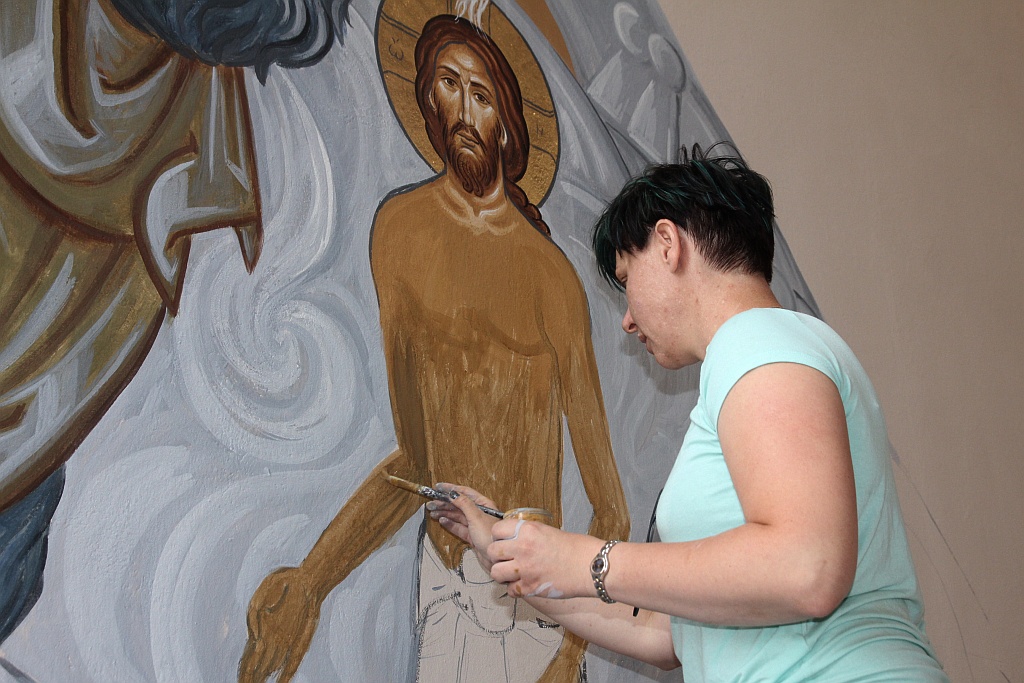W baptysterium malowana  jest scena Chrztu Pańskiego