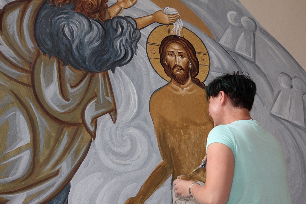 W baptysterium malowana  jest scena Chrztu Pańskiego