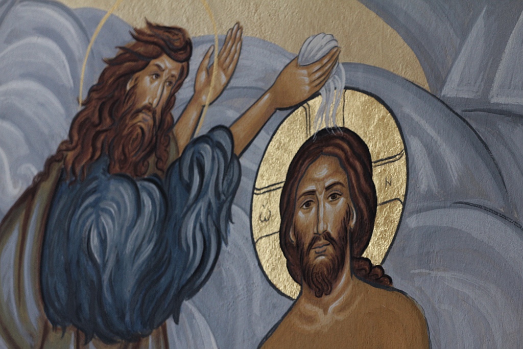 W baptysterium malowana  jest scena Chrztu Pańskiego