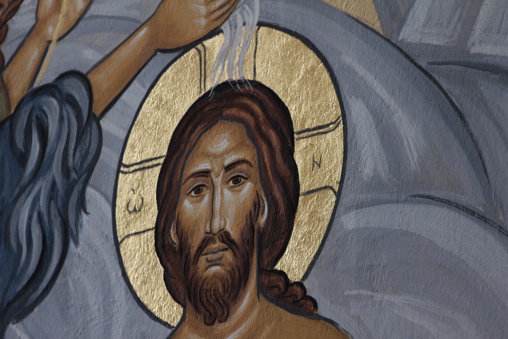 W baptysterium malowana  jest scena Chrztu Pańskiego