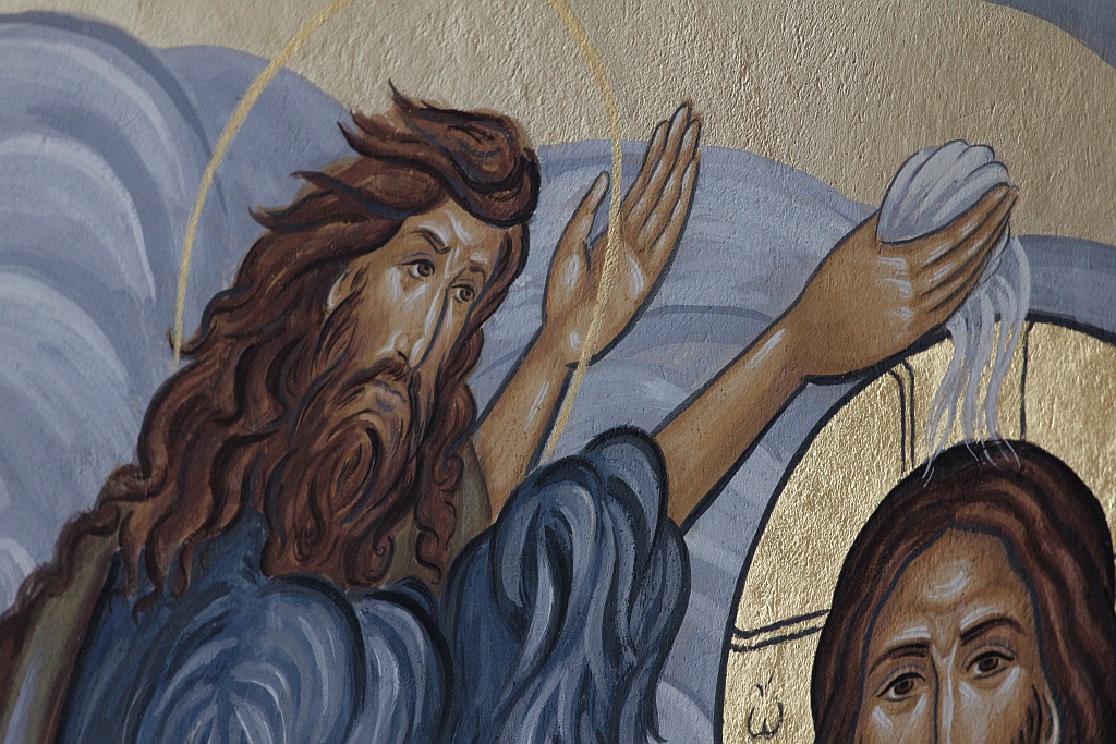 W baptysterium malowana  jest scena Chrztu Pańskiego
