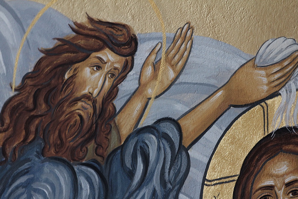 W baptysterium malowana  jest scena Chrztu Pańskiego