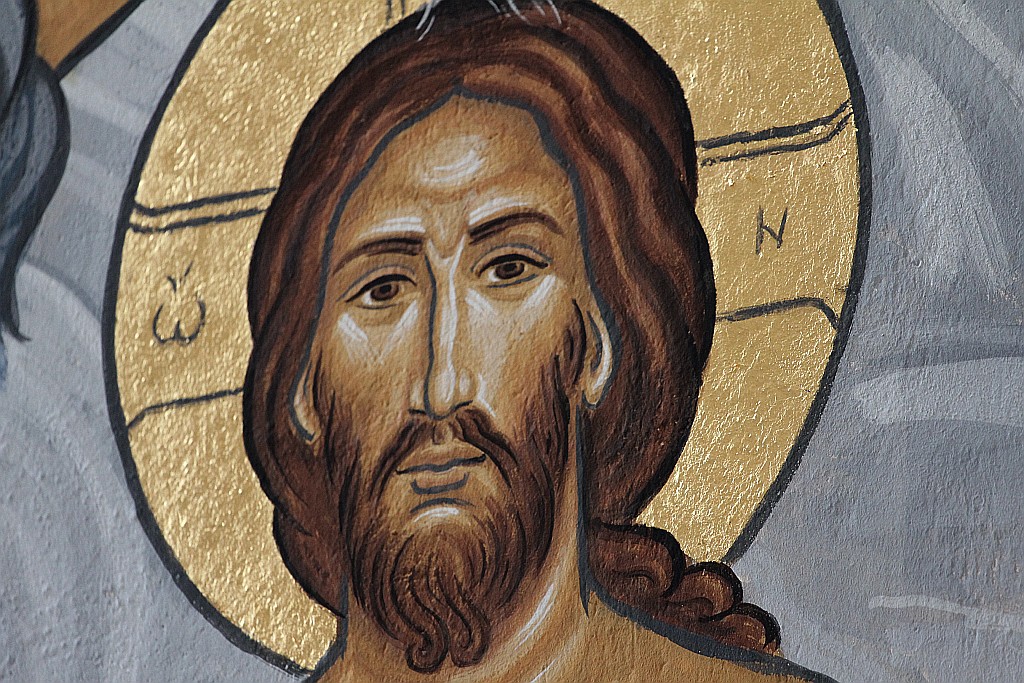 W baptysterium malowana  jest scena Chrztu Pańskiego