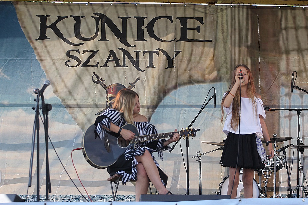 Czterech uczestników konkursu piosenki żeglarskiej SZANTY KUNICE