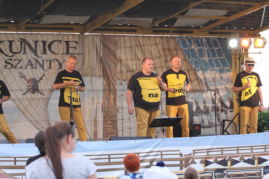 Banana Boat - wielki banan podzielony na pięć  części