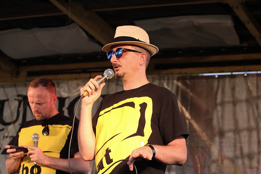 Banana Boat - wielki banan podzielony na pięć  części