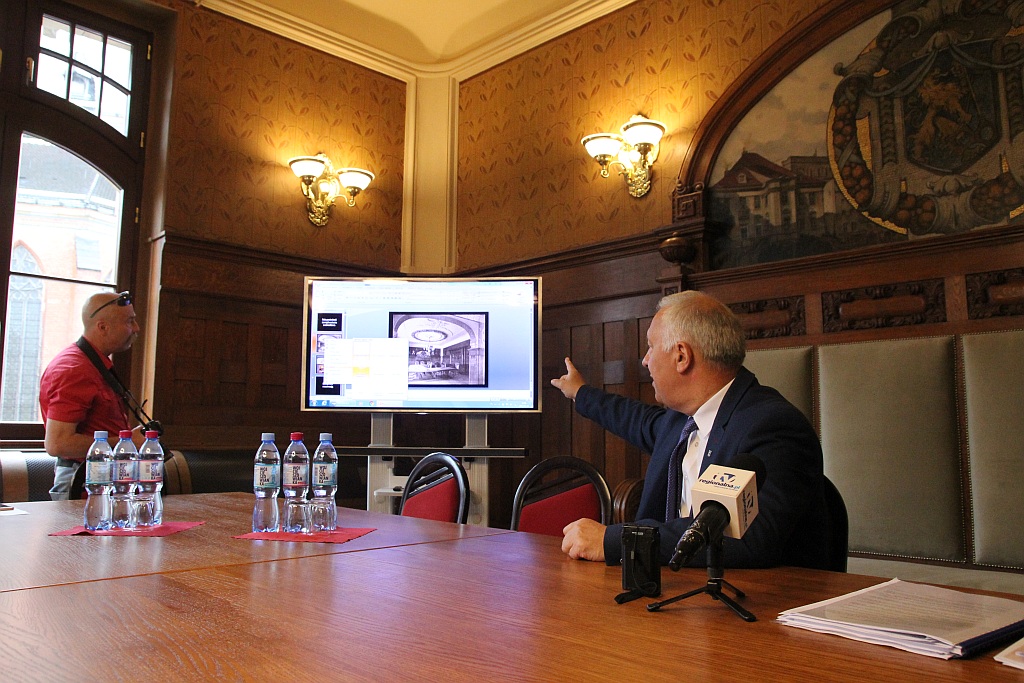 Legnicki magistrat ma odrestaurowaną reprezentacyjną salę