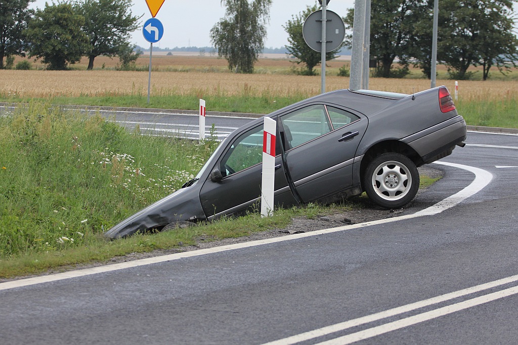 Zderzenie dwóch aut osobowych na drodze z Legnicy do Złotoryi