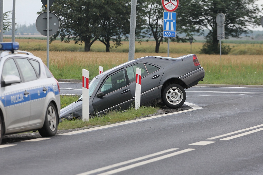 Zderzenie dwóch aut osobowych na drodze z Legnicy do Złotoryi