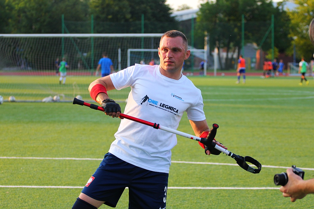 Kolejny trening zawodników One Legnica na boisku w parku