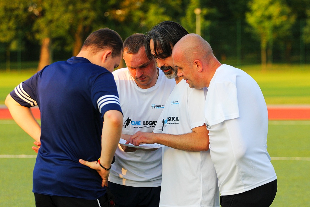 Kolejny trening zawodników One Legnica na boisku w parku