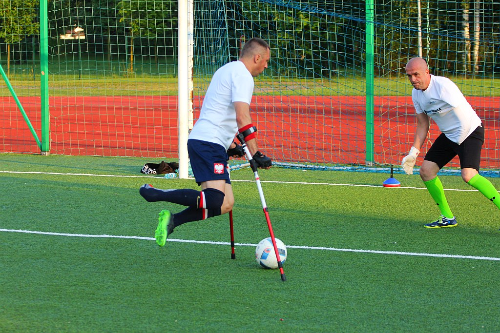 Kolejny trening zawodników One Legnica na boisku w parku