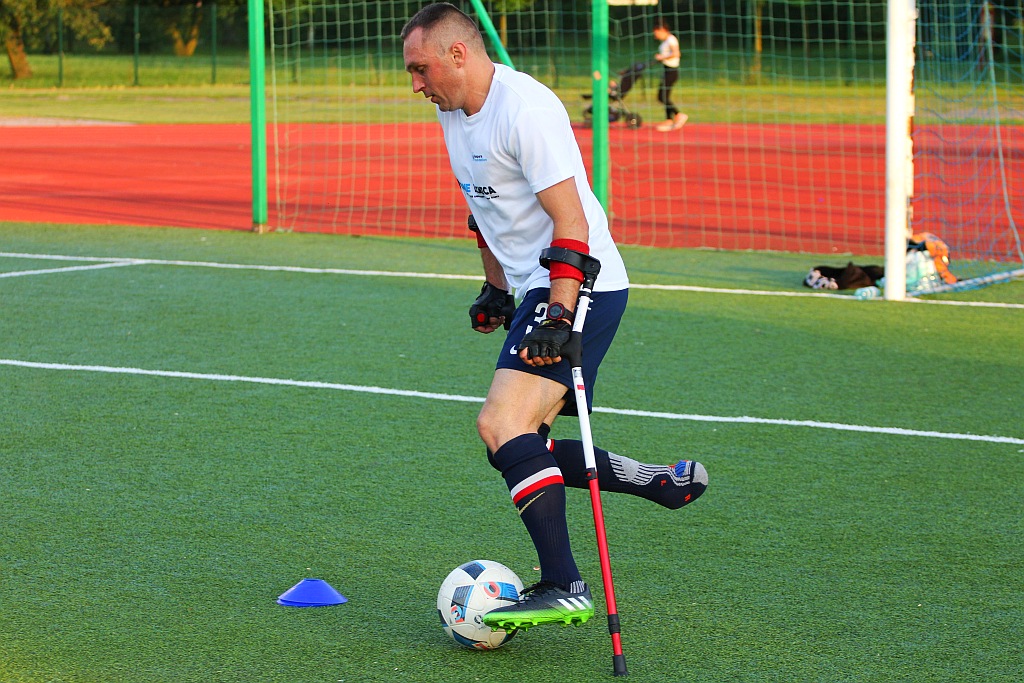 Kolejny trening zawodników One Legnica na boisku w parku