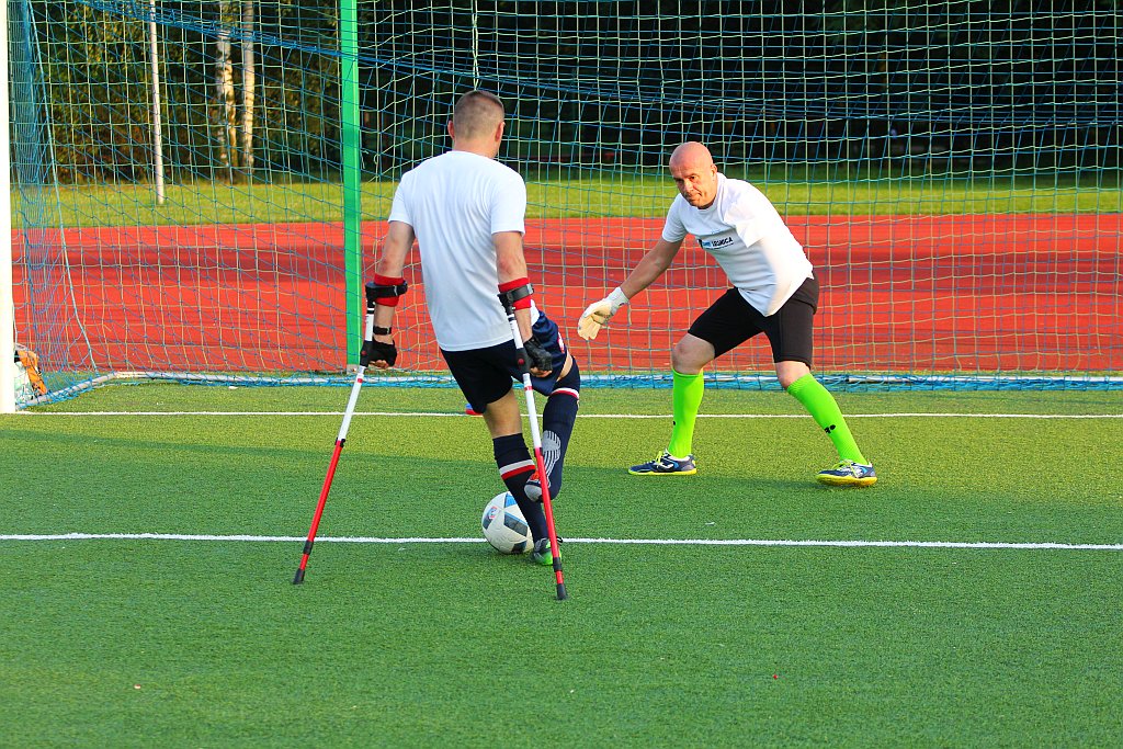 Kolejny trening zawodników One Legnica na boisku w parku