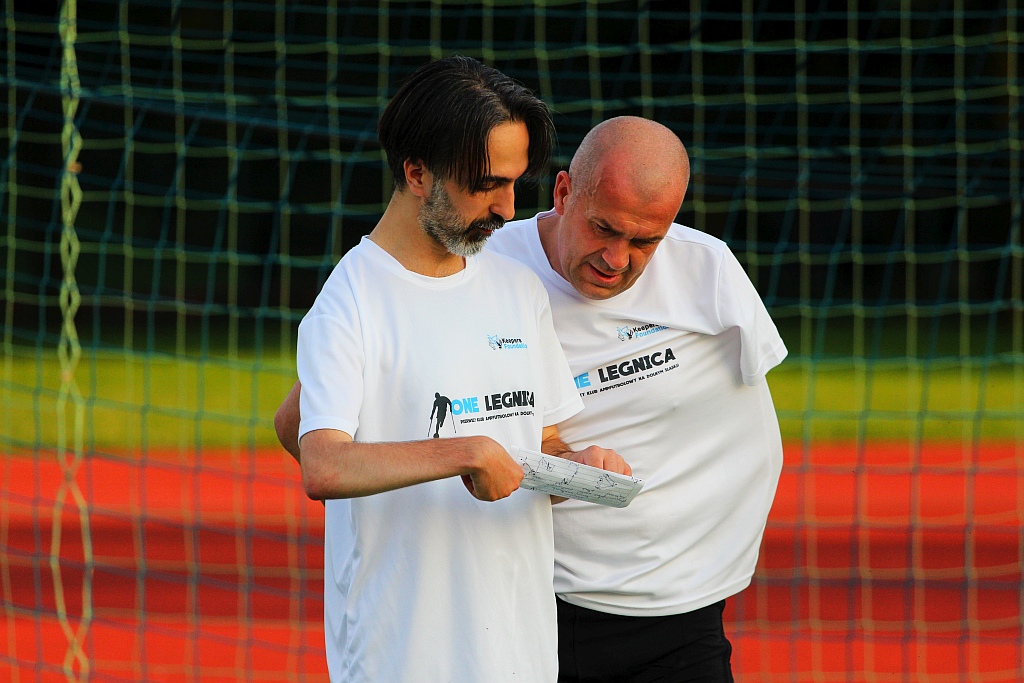Kolejny trening zawodników One Legnica na boisku w parku