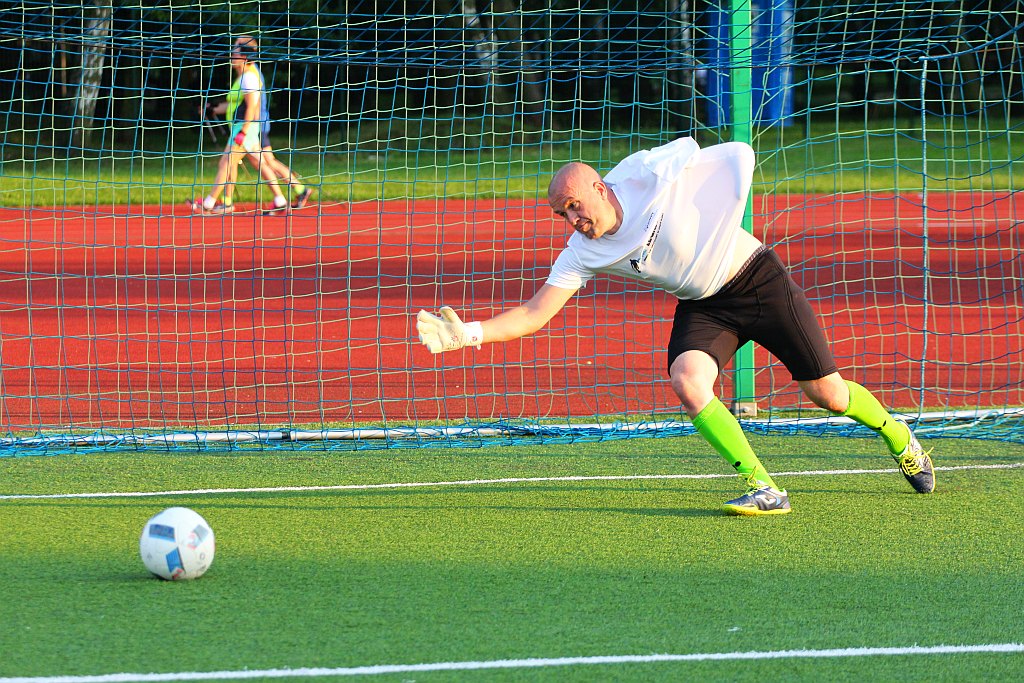 Kolejny trening zawodników One Legnica na boisku w parku