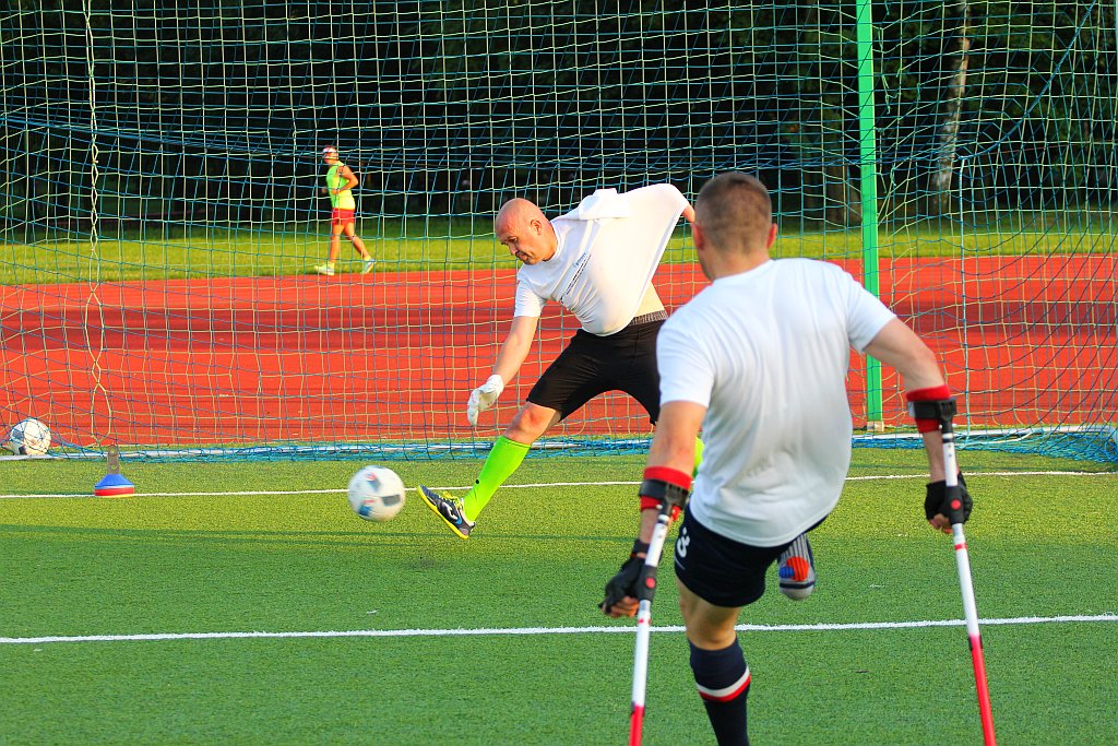 Kolejny trening zawodników One Legnica na boisku w parku
