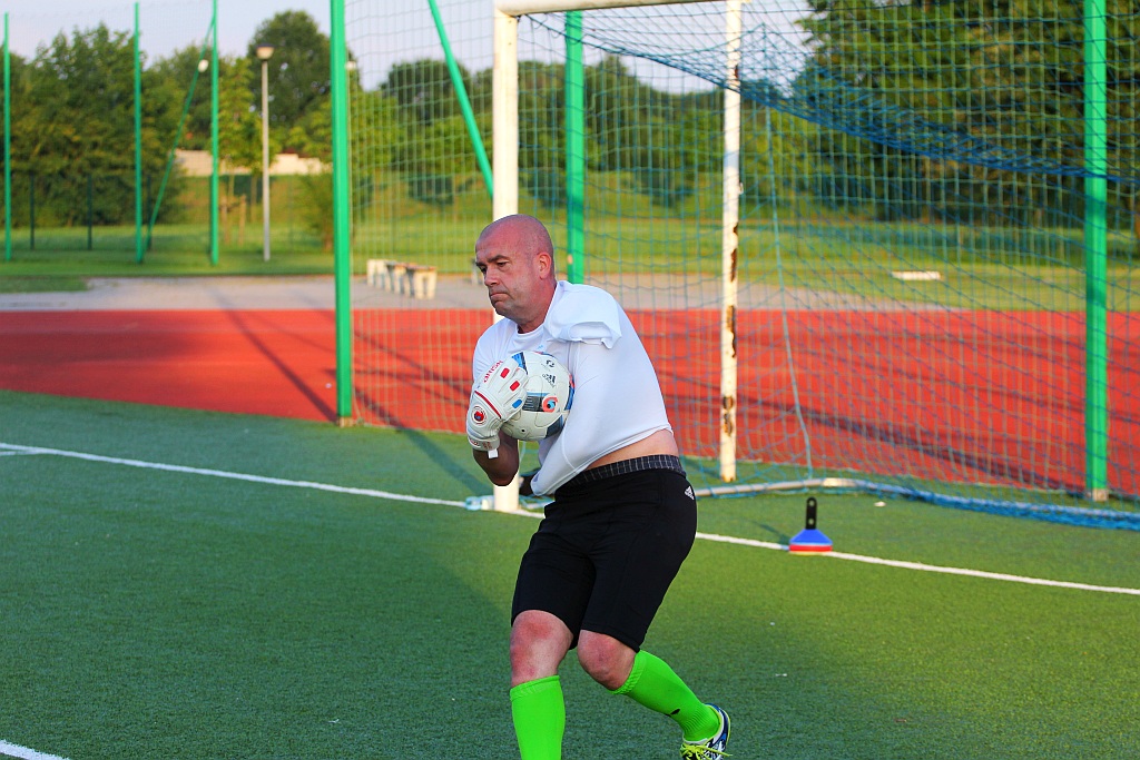 Kolejny trening zawodników One Legnica na boisku w parku
