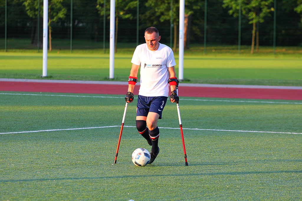 Kolejny trening zawodników One Legnica na boisku w parku