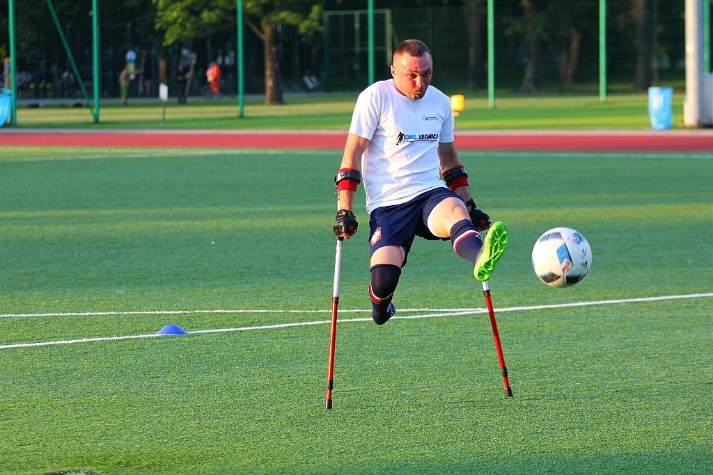 Kolejny trening zawodników One Legnica na boisku w parku