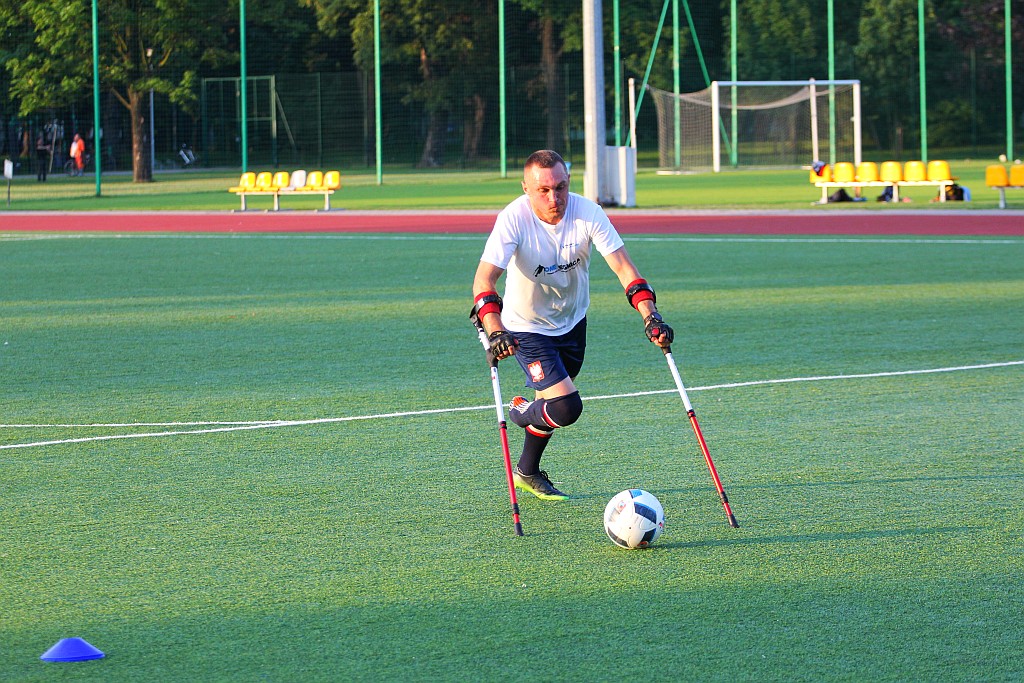 Kolejny trening zawodników One Legnica na boisku w parku