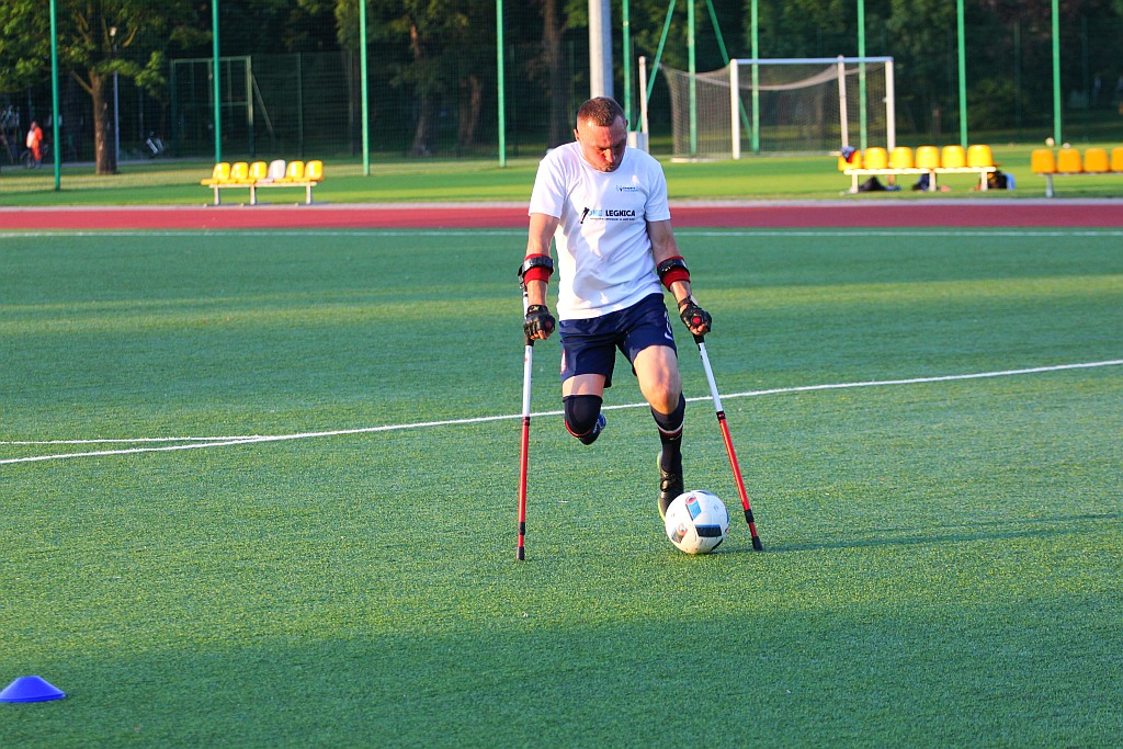 Kolejny trening zawodników One Legnica na boisku w parku