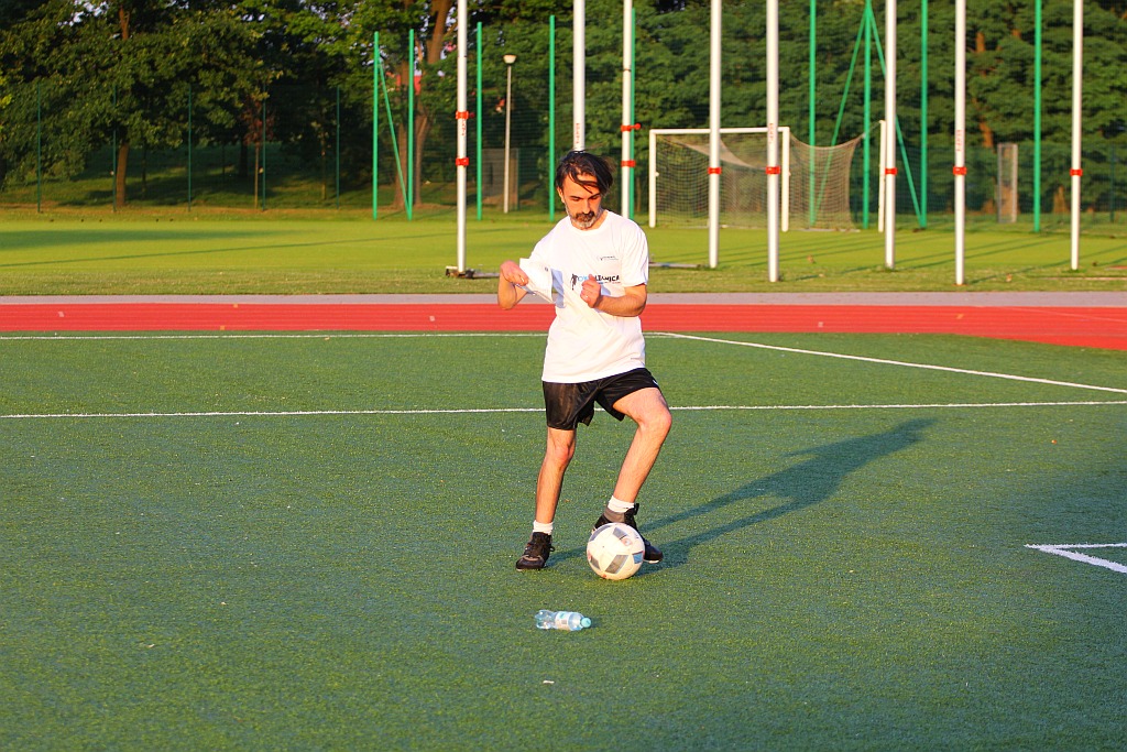Kolejny trening zawodników One Legnica na boisku w parku
