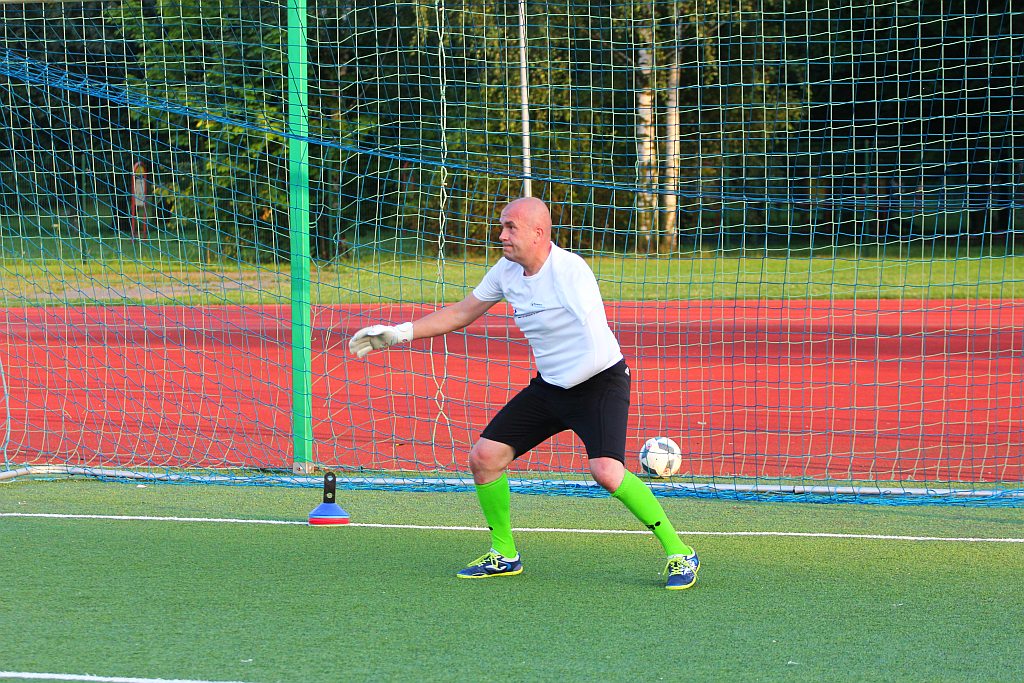 Kolejny trening zawodników One Legnica na boisku w parku