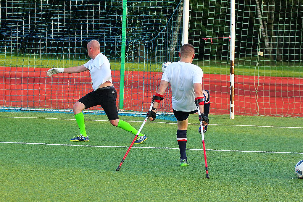 Kolejny trening zawodników One Legnica na boisku w parku