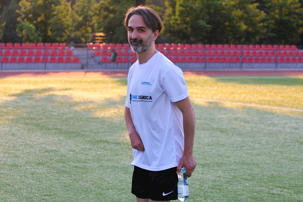 Kolejny trening zawodników One Legnica na boisku w parku