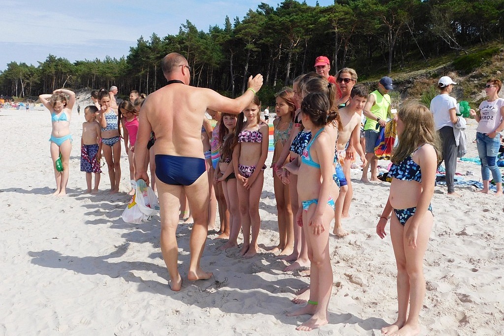 Kąpiele morskie i słoneczne na obozie Chomiak Event w Dźwirzynie