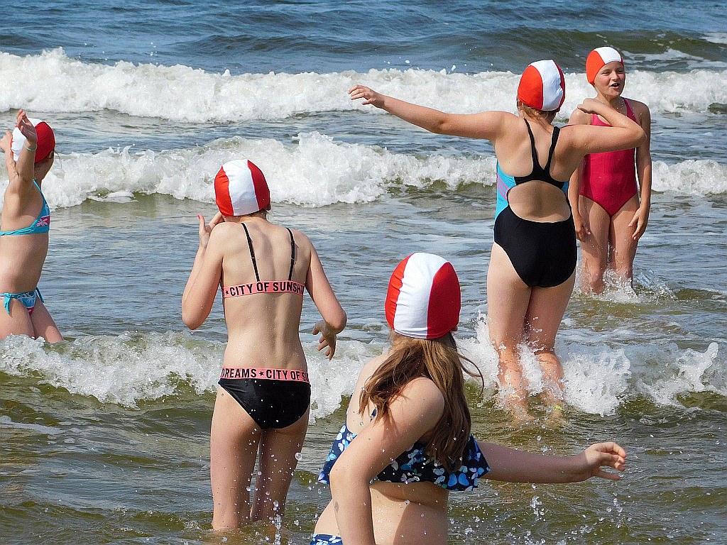 Kąpiele morskie i słoneczne na obozie Chomiak Event w Dźwirzynie
