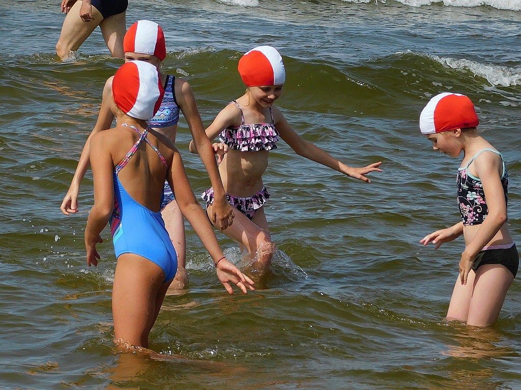 Kąpiele morskie i słoneczne na obozie Chomiak Event w Dźwirzynie