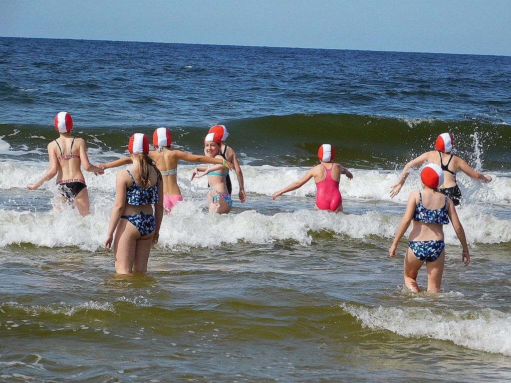 Kąpiele morskie i słoneczne na obozie Chomiak Event w Dźwirzynie