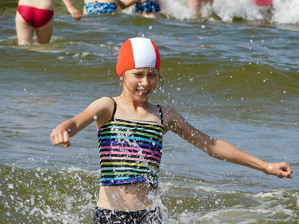 Kąpiele morskie i słoneczne na obozie Chomiak Event w Dźwirzynie