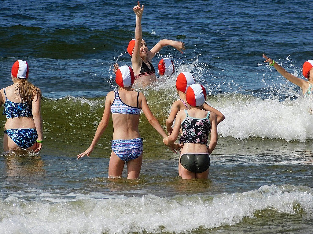 Kąpiele morskie i słoneczne na obozie Chomiak Event w Dźwirzynie