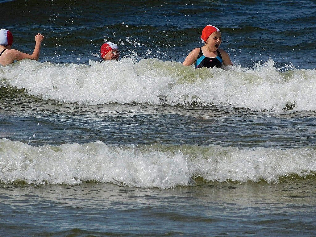 Kąpiele morskie i słoneczne na obozie Chomiak Event w Dźwirzynie