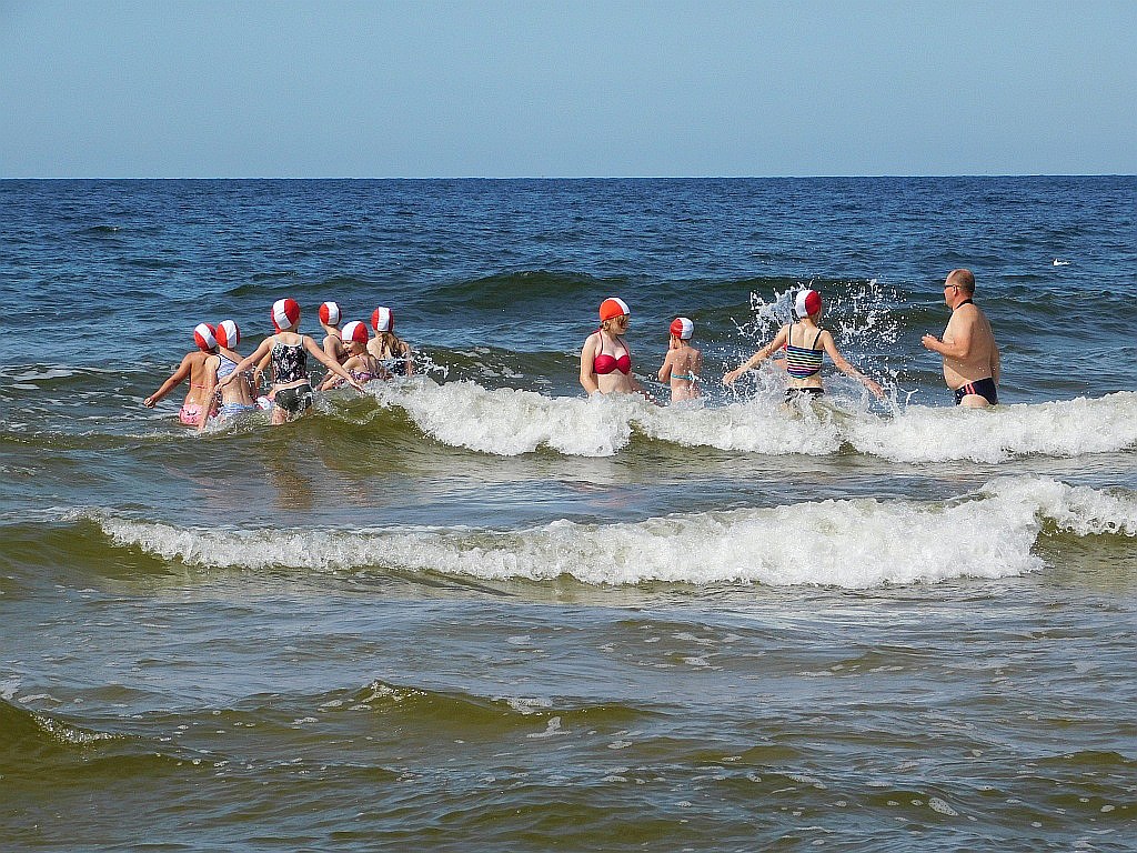Kąpiele morskie i słoneczne na obozie Chomiak Event w Dźwirzynie