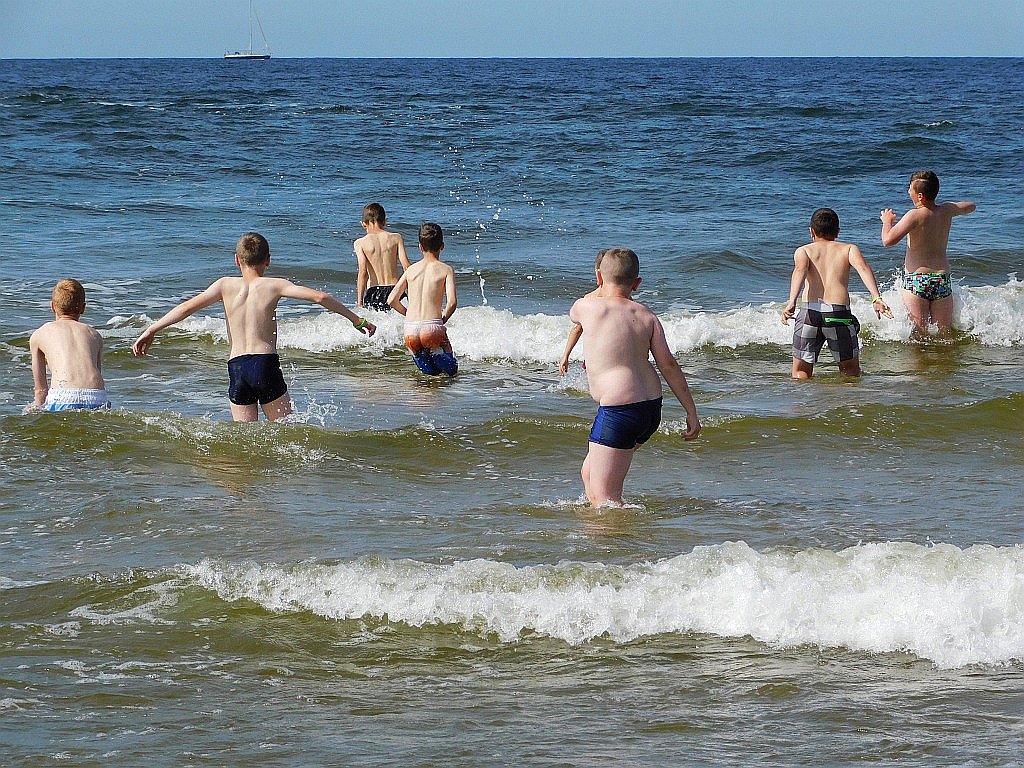 Kąpiele morskie i słoneczne na obozie Chomiak Event w Dźwirzynie