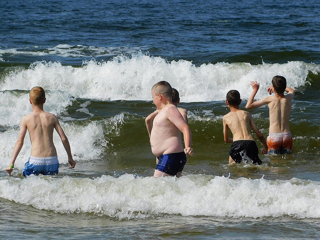Kąpiele morskie i słoneczne na obozie Chomiak Event w Dźwirzynie
