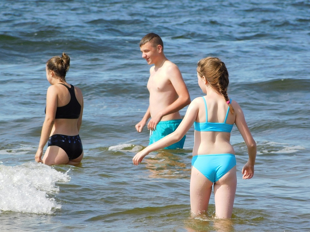 Kąpiele morskie i słoneczne na obozie Chomiak Event w Dźwirzynie