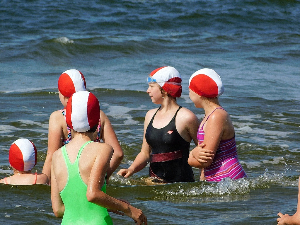 Kąpiele morskie i słoneczne na obozie Chomiak Event w Dźwirzynie