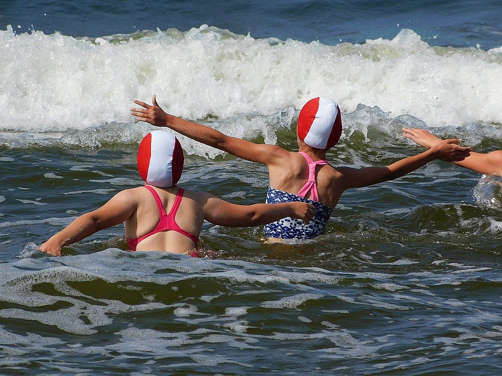 Kąpiele morskie i słoneczne na obozie Chomiak Event w Dźwirzynie