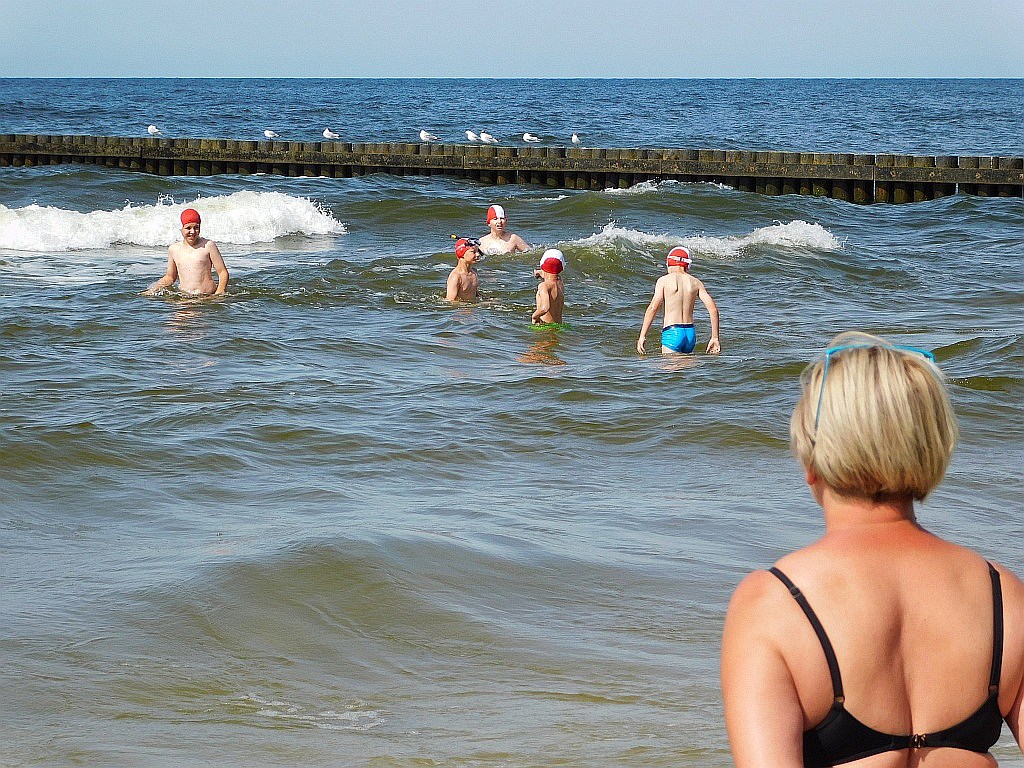 Kąpiele morskie i słoneczne na obozie Chomiak Event w Dźwirzynie