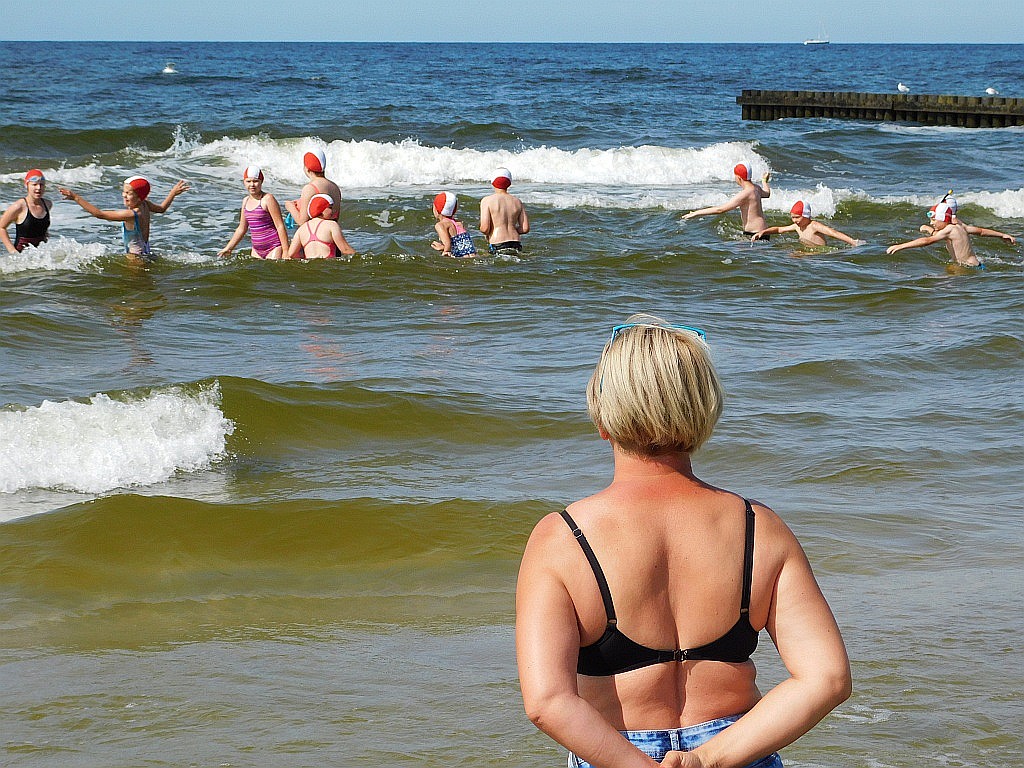 Kąpiele morskie i słoneczne na obozie Chomiak Event w Dźwirzynie