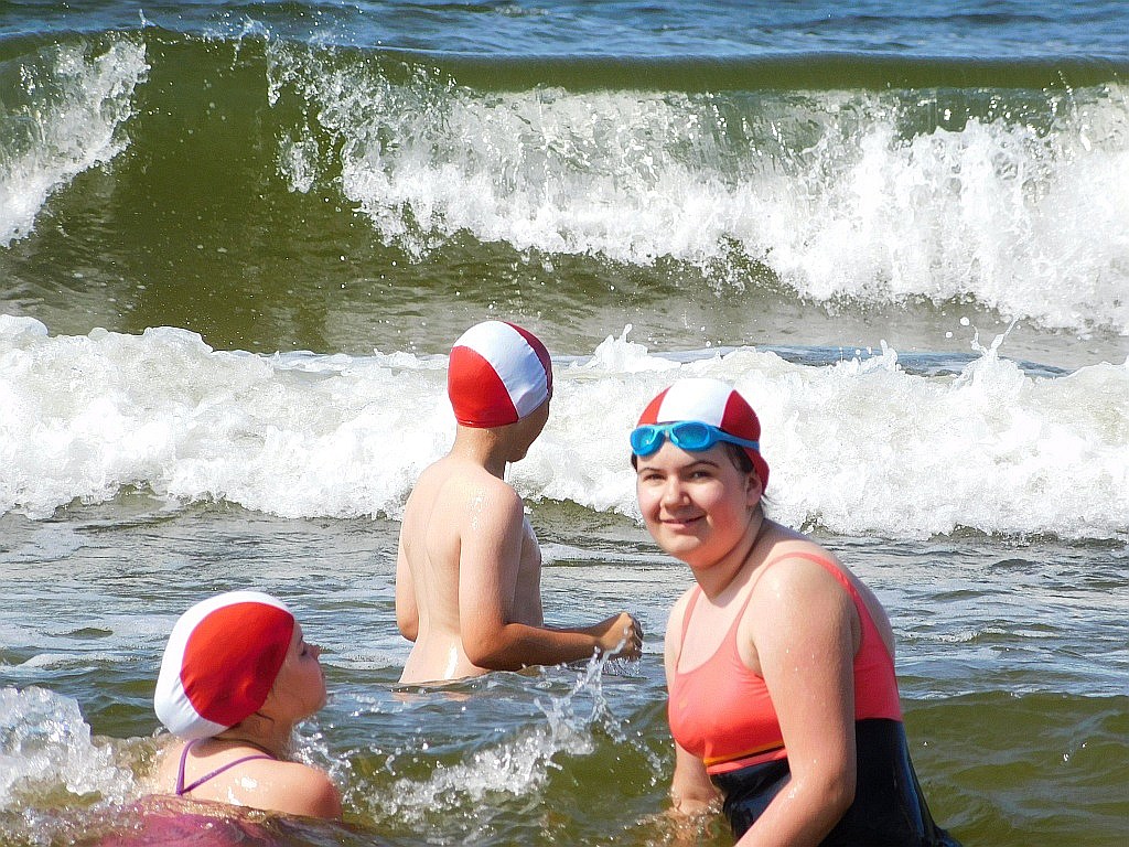 Kąpiele morskie i słoneczne na obozie Chomiak Event w Dźwirzynie