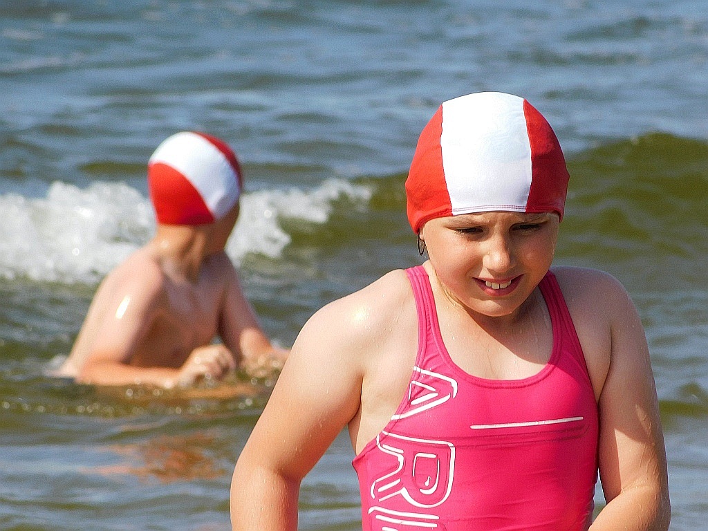 Kąpiele morskie i słoneczne na obozie Chomiak Event w Dźwirzynie