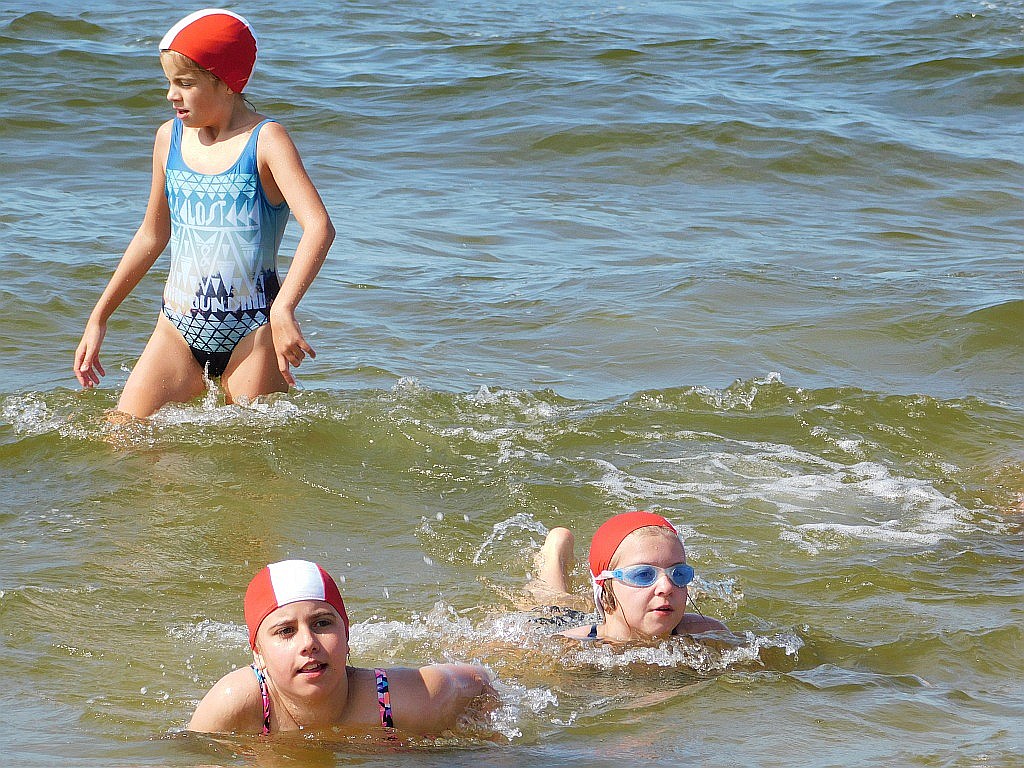 Kąpiele morskie i słoneczne na obozie Chomiak Event w Dźwirzynie